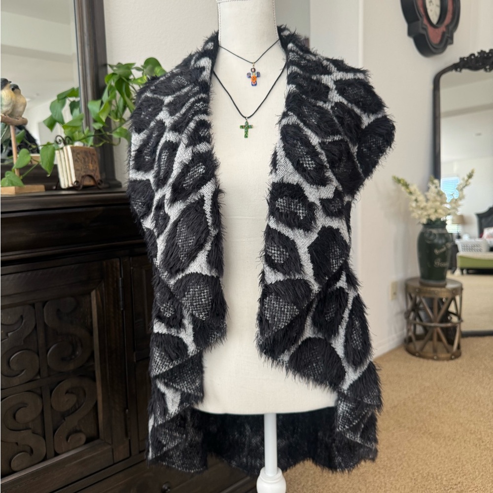 Black grey animal print faux fur shrug vest NWT